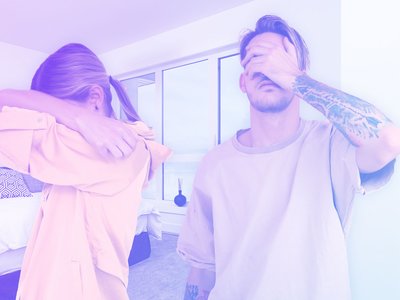 Foto van man en vrouw in de slaapkamer met problemen